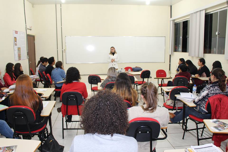 Egressa de Psicologia da Faculdade Unicampo ministra palestra sob tema “Recrutamento e Seleção”