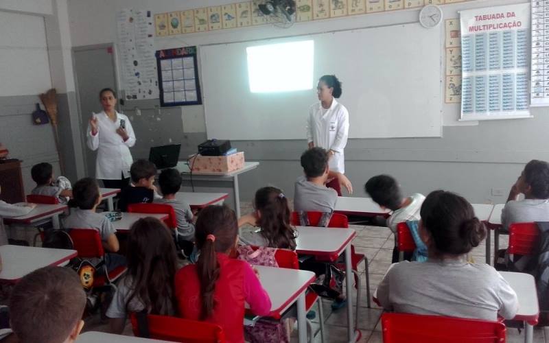 Acadêmicas de Enfermagem desenvolvem projeto sobre diabetes na Escola Beto Mussurunga