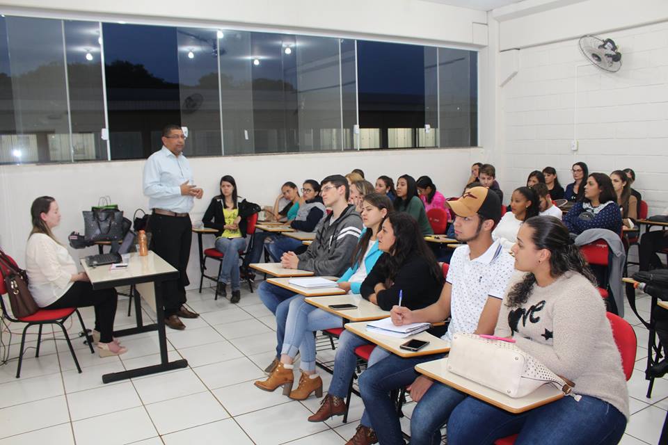 Egressos da Faculdade Unicampo ministram palestra para acadêmicos