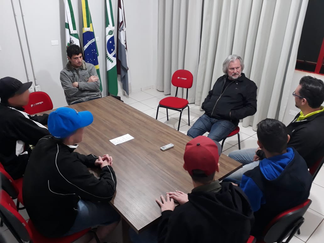 Quatro jovens do Cense de Campo Mourão visitam a Faculdade Unicampo