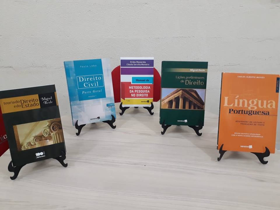 Um livro por disciplina durante todo o curso e acesso virtual à plataforma da Editora Saraiva são diferenciais para o acadêmico de direito da Unicampo