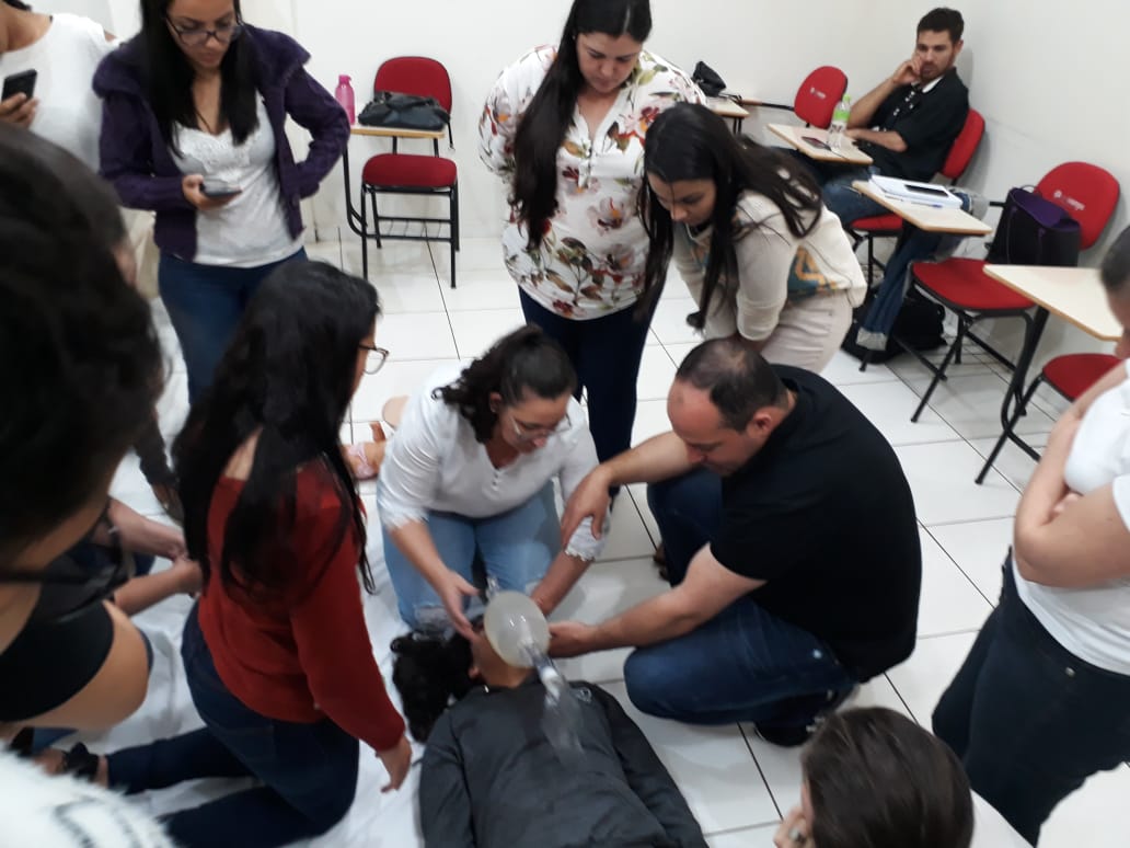 Médico realiza atividade prática com os acadêmicos de Enfermagem da Faculdade Unicampo