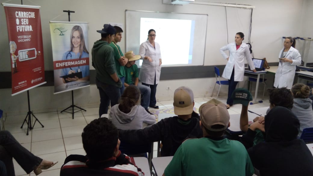 Acadêmicas de Enfermagem da Faculdade Unicampo realizam atividades de primeiros socorros para alunos do Colégio Agrícola 