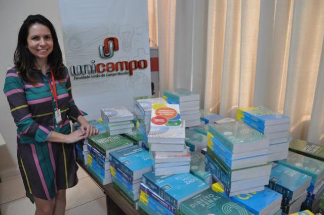 Acadêmicos de Direito recebem kit de livros jurídicos na Unicampo de Campo Mourão