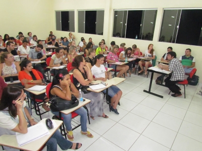 Acadêmicos de psicologia participam de palestra
