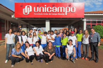 Estudantes do Colégio Vinicius de Moraes visitam a Faculdade Unicampo