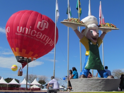 Faculdade Unicampo ofereceu voos cativos de balão para público da 23ª Festa Nacional do Carneiro no Buraco