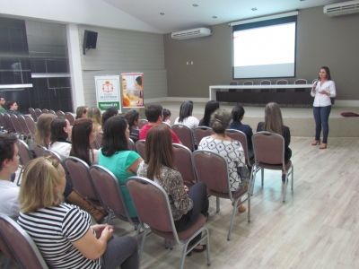 Acadêmicos de Psicologia da Faculdade Unicampo participam de palestra com orientadora do CRP