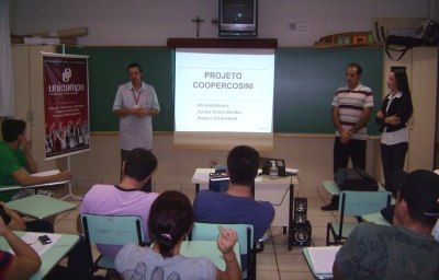 Palestra apresenta a prática do cooperativismo para acadêmicos da Unicampo