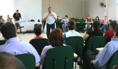 Coordenador  de Psicologia  faz palestra para alunos e funcionários de Colégio de Campo Mourão
